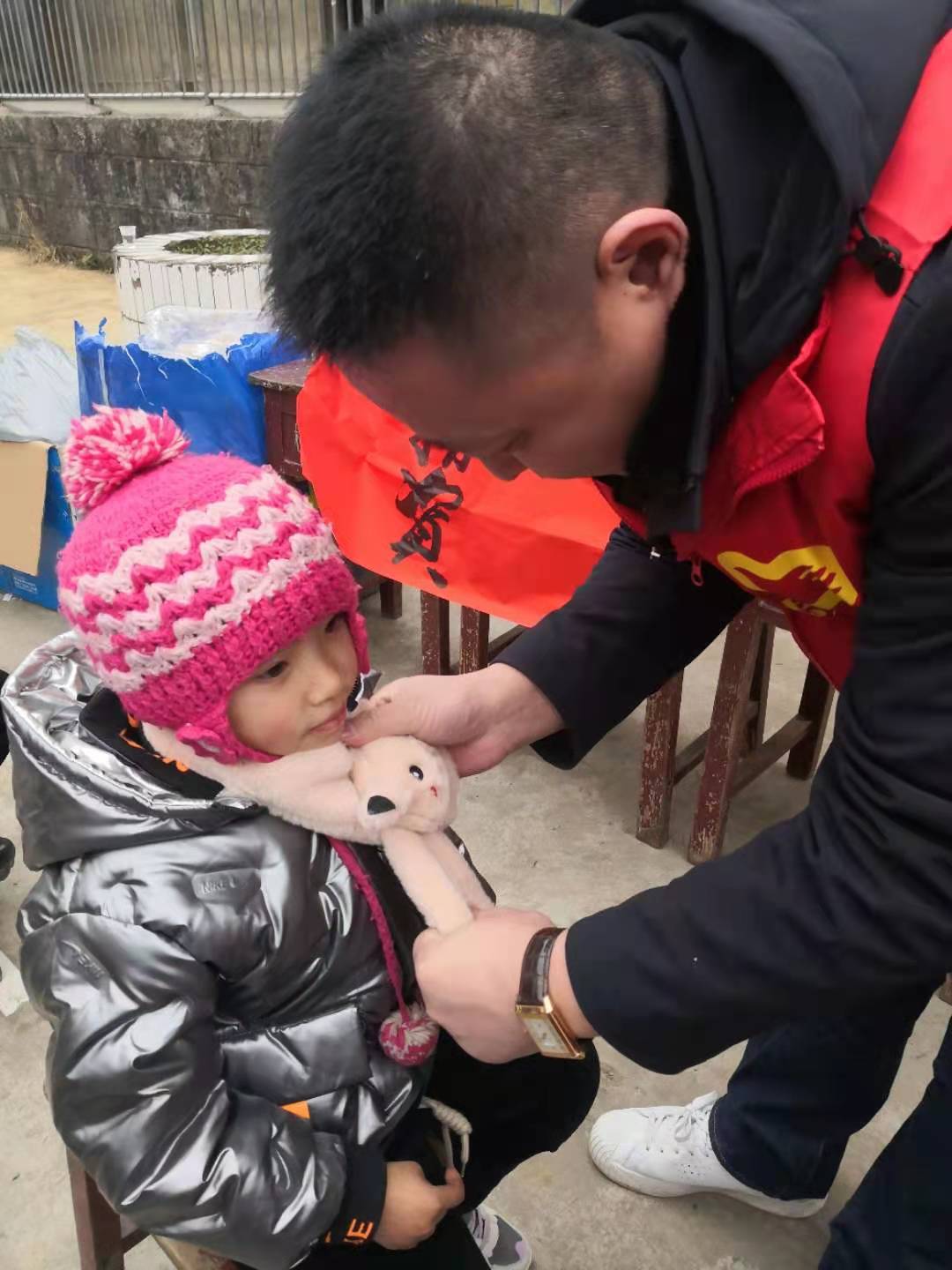 1610089877122266.jpg 3张小合董事长给孩子系围巾.jpg